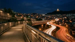 夜の街の歩道橋から見える、遠くの光るタワー