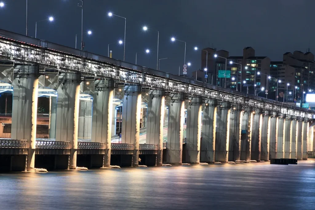 夜の盤浦大橋と、その下の潜水橋