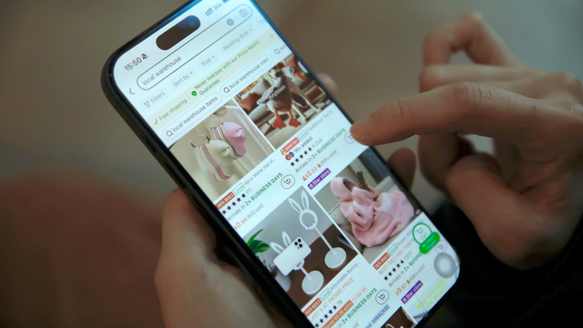 スマホで通販サイトを見ている手元